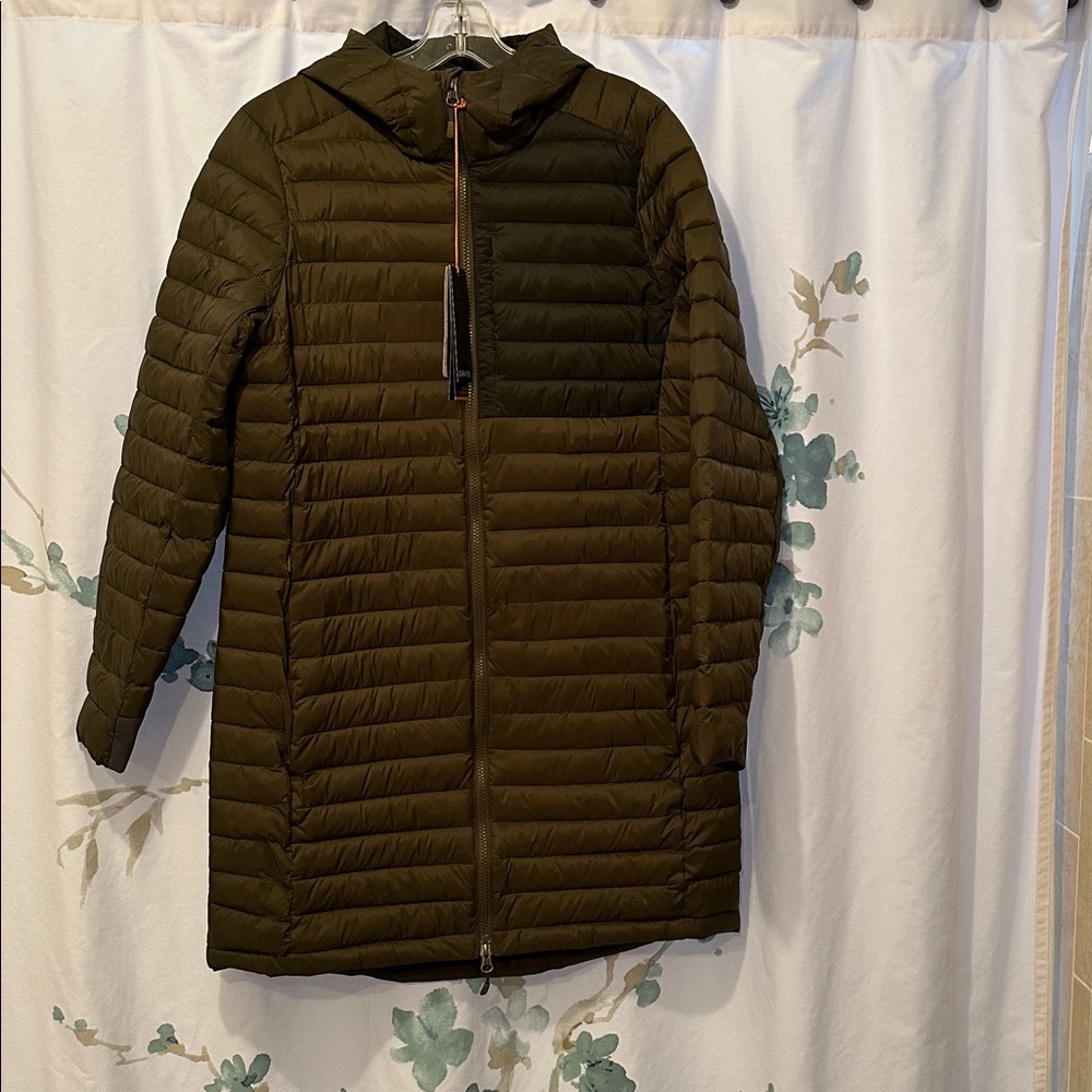 Orvis Women’sTwo-Tone Drift Parka
It is olive green with pocket a darker green